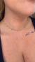 Choker Folheada a Ouro com borboletas coloridas em cápsulas