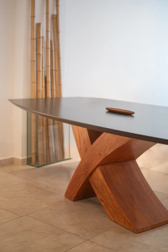 Mesa ROCCA STONE con tapa piedra sinterizada Dekton Kelya negra y base de madera de cerezo con forma de K