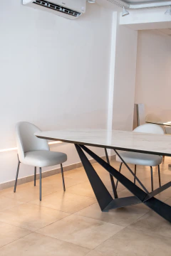 Mesa SCORPION STONE con tapa Neolith Calacatta y base metálica gris grafito de diseño geométrico
