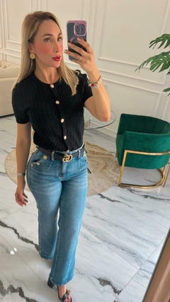 Blusa negra con botones dorados