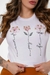 T-SHIRT FLORES COM PÉROLAS AMOR PAZ FÉ - comprar online