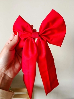 Moño rojo con lazo grande