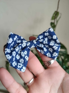 Moño Pretty floreado azul y blanco en internet