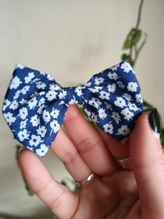 Moño Pretty floreado azul y blanco - comprar online