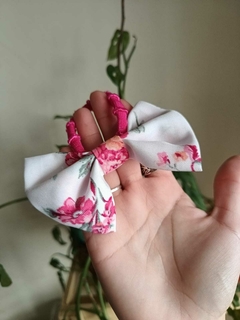 Moño Pretty flores rosadas - tienda online