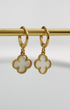 Brinco Trevo Argolinha, Pedra Branca, folheado a ouro 18k. - comprar online