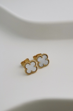 Brinco Trevo, Pedra Branca, Folheado a Ouro 18k.