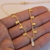 Colar com cristal e plaquinhas