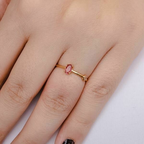 Anel com pedra rosa e zircônia