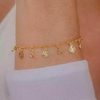 Pulseira medalinhas e cristais