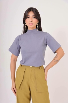 T-shirt gola alta - cinza