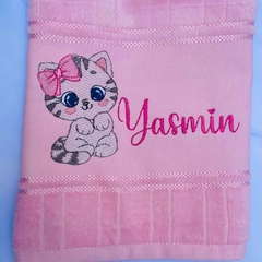 Toalha Lavabo Bordada Personalizada Infantil 30 x 45 cm – Gatinha com Laço - comprar online
