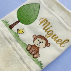 Toalha Infantil Personalizada Macaquinho e Passarinho Jardim Desenho e Nome Bordado na internet