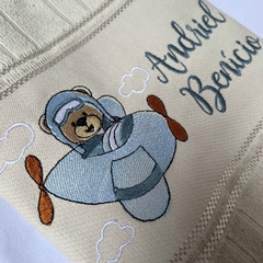 Toalha Lavabo Bordada Personalizada Infantil 30 x 45 cm – Ursinho Aviador