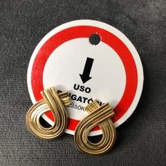 USO OBRIGATÓRIO- BRINCO LAÇO DOURADO