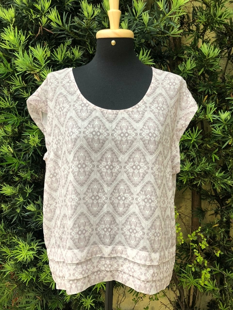 FOREVER 21 - BLUSA ESTAMPADA CAMADAS