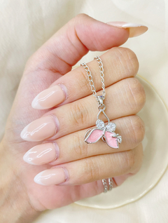 Dije giratorio mariposa rosa