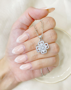Dije giratorio trébol blanco con Strass