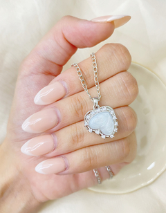 Dije giratorio corazón blanco