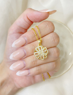 Dije giratorio trébol con Strass