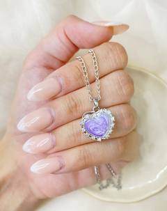 Dije giratorio corazón violeta