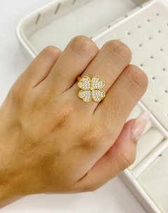 Anillo giratorio trébol con Strass