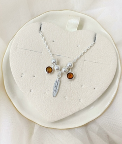 collar pluma marron