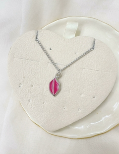 Collar beso fucsia