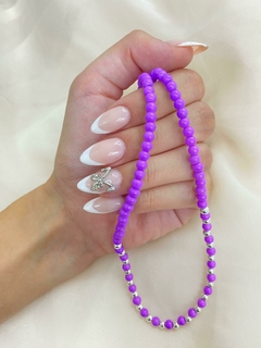 Collar perlas violeta fluor