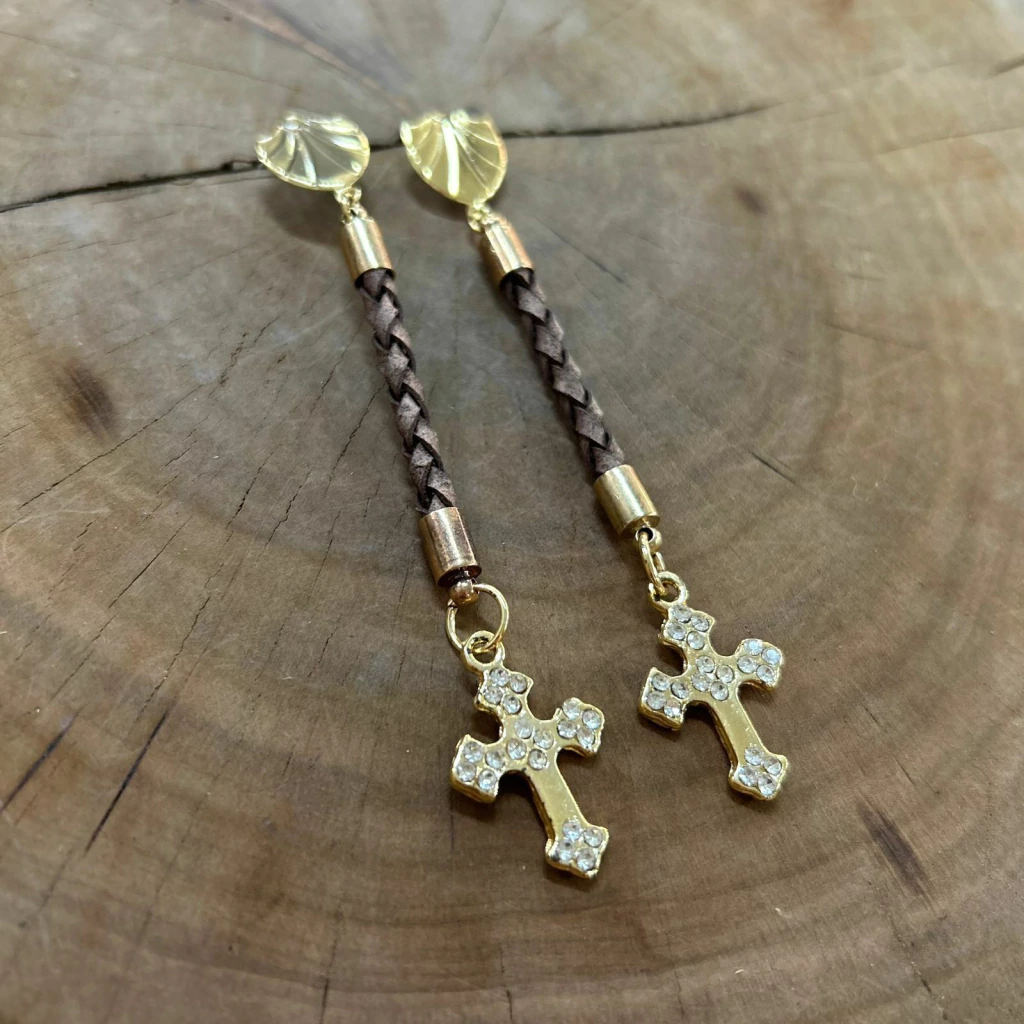 BRINCO COURO COM CRUZ