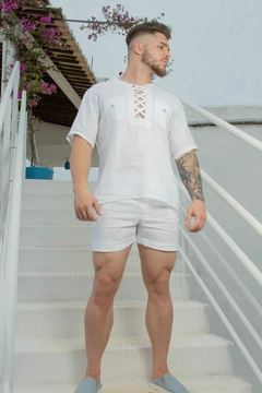 Camisa branca com decote linho