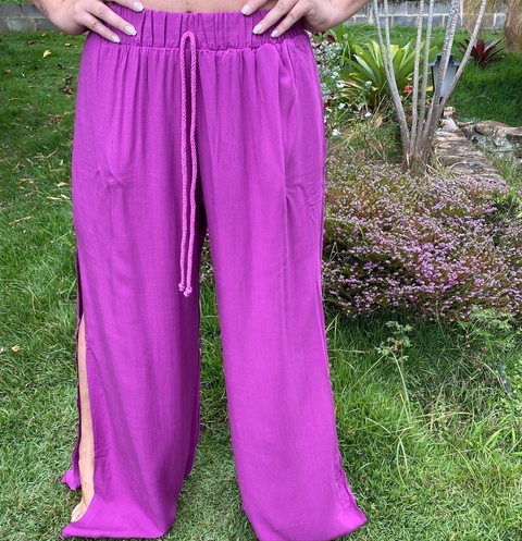 Calça pantalona com fendas