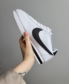 Nike Cortés paloma negra en internet