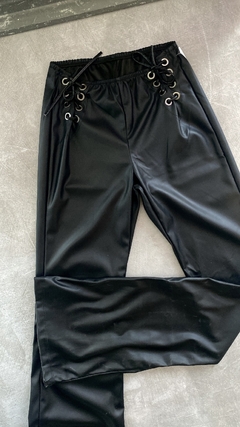 Pantalon ecocuero ojales