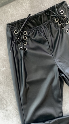 Pantalon ecocuero ojales - comprar online