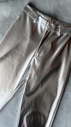 Pantalon plateado en internet