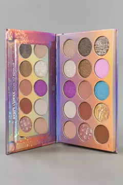 Paleta de sombras Lyra X15 Dolce Bella, con colores brillantes y variados, incluyendo tonos metálicos y mate.