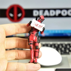 Deadpool em PVC lendo, deitado ou apenas o busto