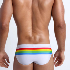 Sunga cintura baixa em poliéster com spandex arco-íris moda pride orgulho