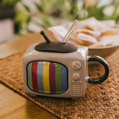 Caneca 450ml formato TV estilo retrô em cerâmica com tampa.