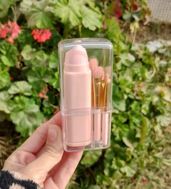 Set de brochas chicas + esponja en empaque de labial en internet