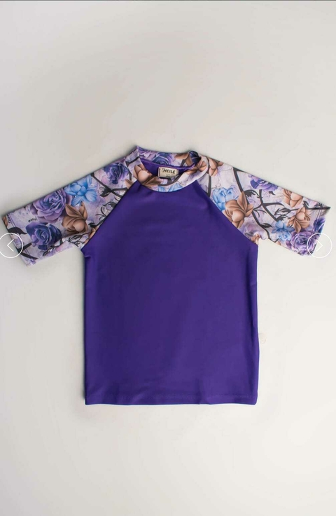 Remera UV flores violetas