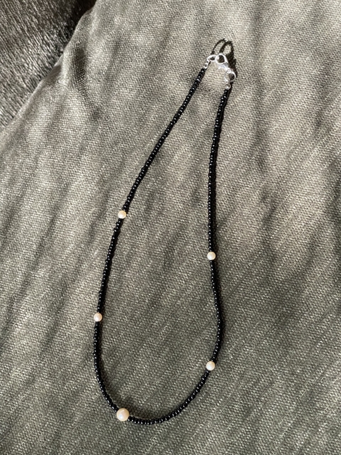 Choker de mostacillas negras y Perlas redondas
