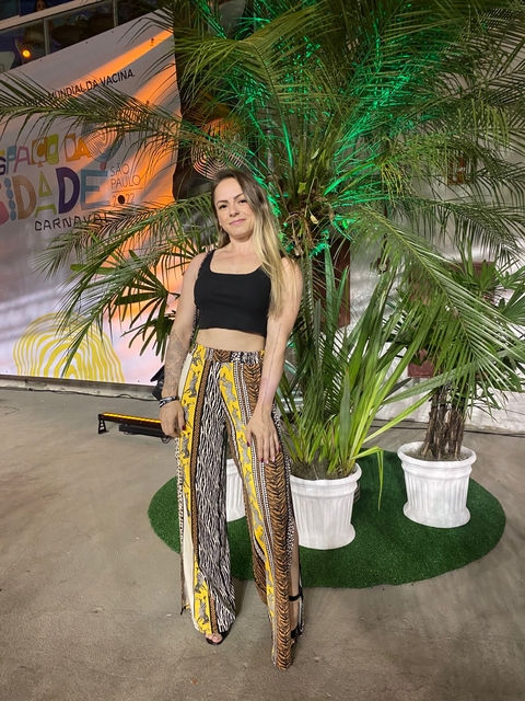 Calça safari com fenda