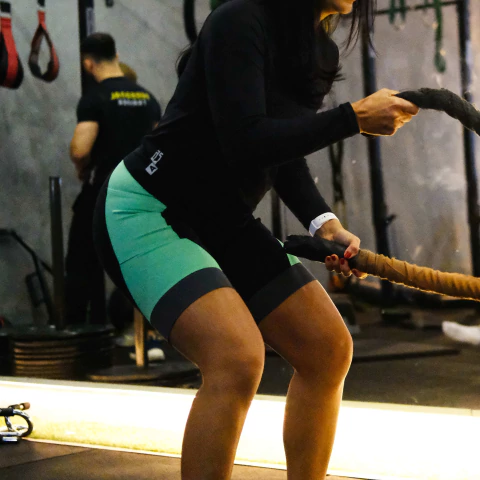 Bermuda de Compressão Cós Alto - 2 Bolsos