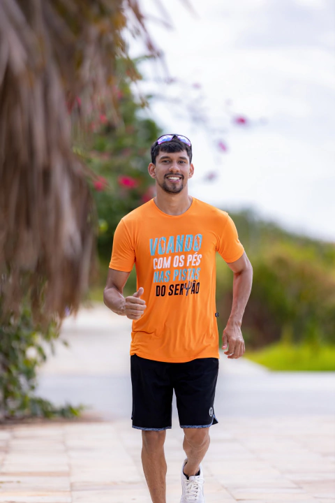 Camiseta Masculina [Voando com os Pés nas Pistas do Sertão] - Modelo Tradicional