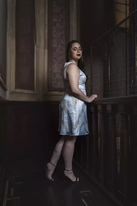 VESTIDO CASUAL PLATEADO BRILLANTE