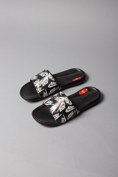 CHINELO SLIDE NIKE VICTORI ONE PRINT - BLACK