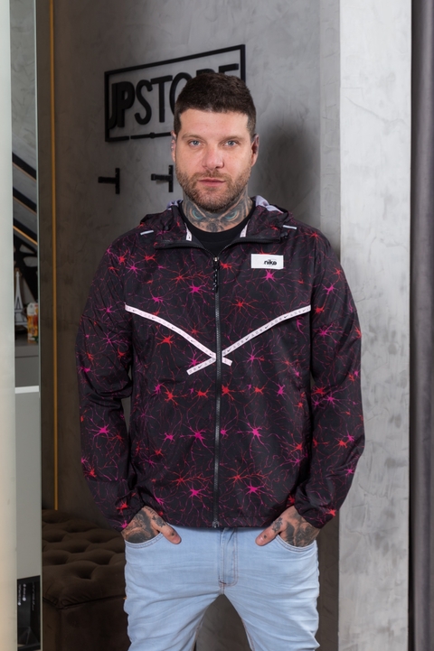 JAQUETA CORTA VENTO NIKE RPL UV WINDRNNER JKT DYE - PRETO/PINK/RED