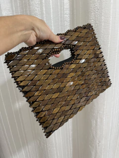 Bolsa Artesanal de Madeira Feminina Média com Alça de Mão - comprar online